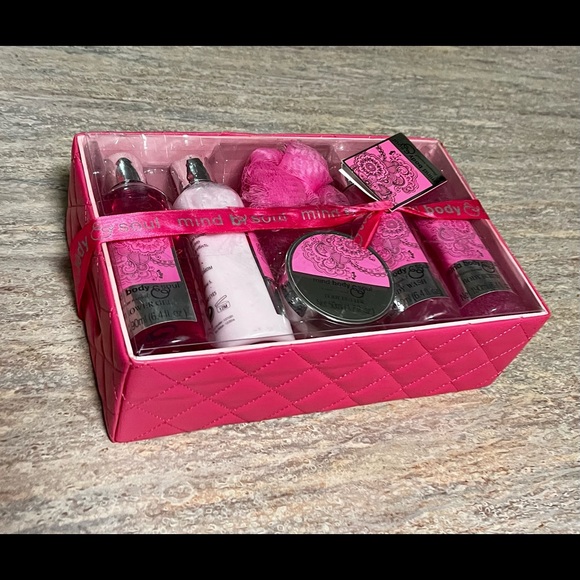 NIB Mind, body, and Soul Stargaze scented Bath and body set - Picture 14 of 16